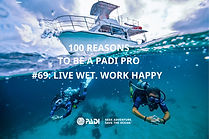 Dos buzos nadan cerca de un barco durante entrenamiento de Divemaster en Playa del Carmen.