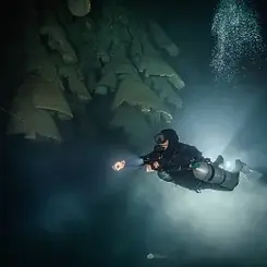 Subacqueo esplora il cenote Zapote.