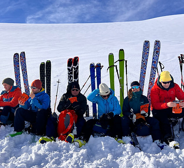 Gruppe på skitur på Svalbard. Foto