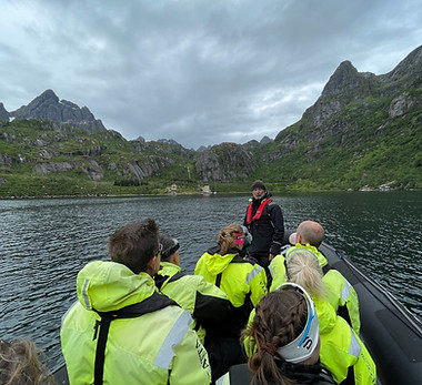Personer på rib-tur i Lofoten