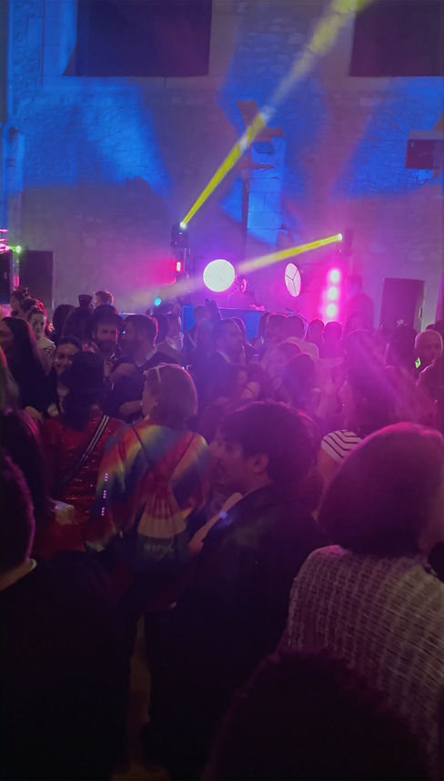 Soirée d'entreprise 600 personnes dans l'Hérault avec éclairage scénique et piste de danse pleine