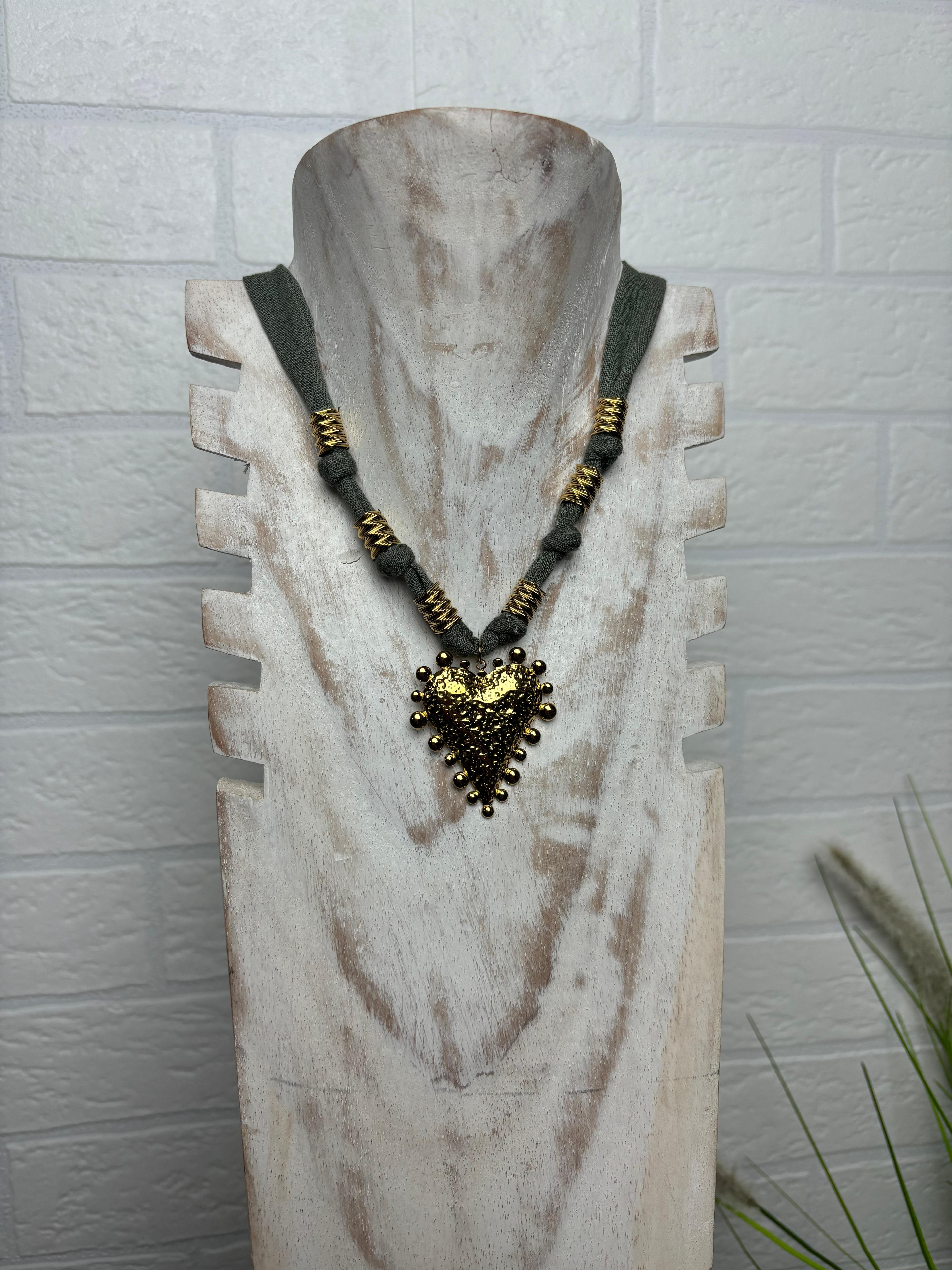 COLLAR CORAZÓN VERDE