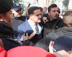ΓΕΩΡΓΙΑΔΗ, ΦΕΡΕ ΠΙΣΩ ΤΙΣ ΟΡΓΑΝΙΚΕΣ ΘΕΣΕΙΣ ΕΙΔΙΚΕΥΟΜΕΝΩΝ ΠΟΥ ΕΚΛΕΨΕΣ ΑΠΟ ΤΟ ΝΟΣΟΚΟΜΕΙΟ ΝΙΚΑΙΑΣ
