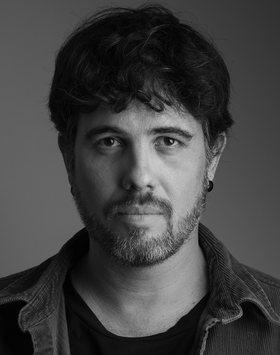 Retrato blanco y negro del actor Matheus Grossi