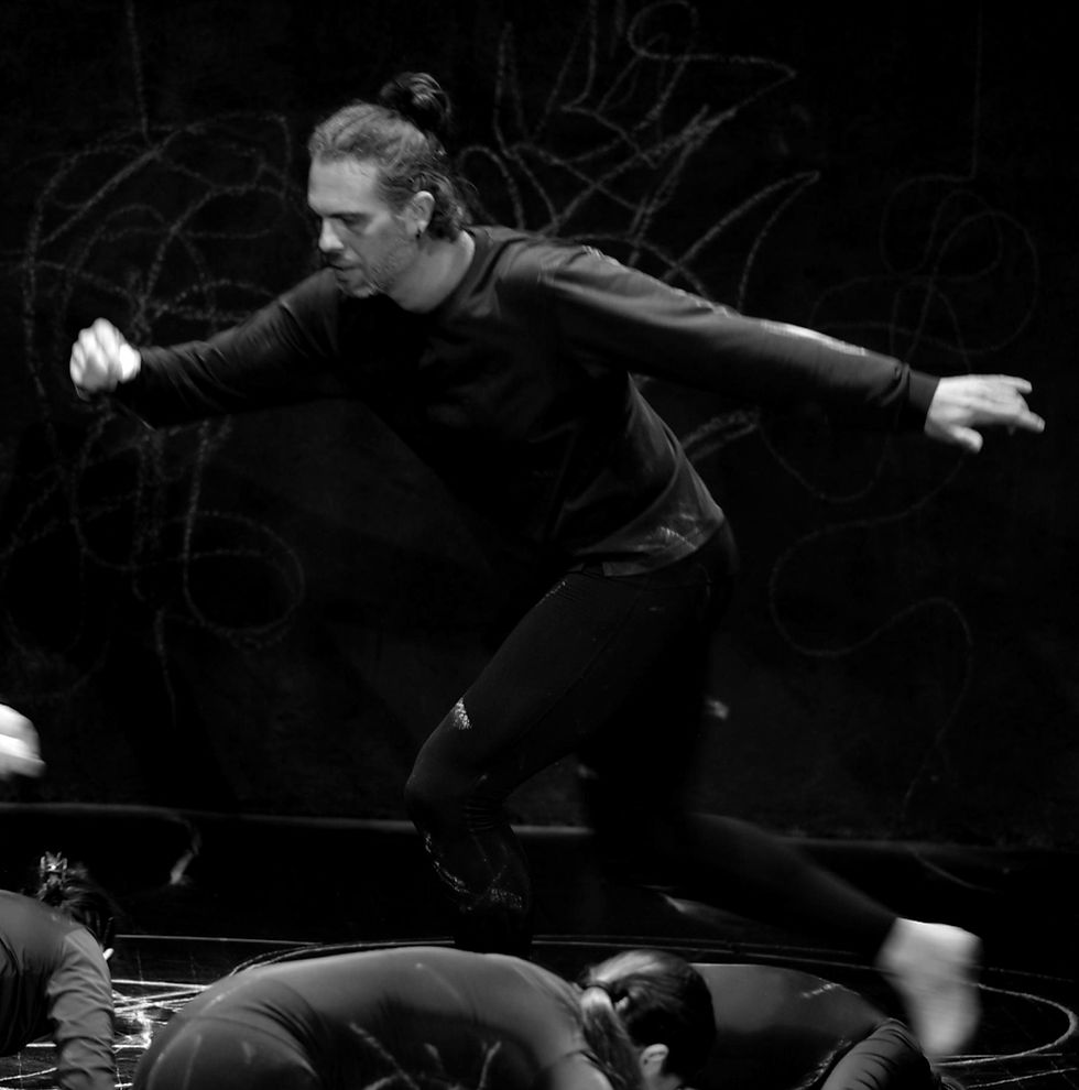 Actor Matheus Grossi en el escenario de danza contemporanea
