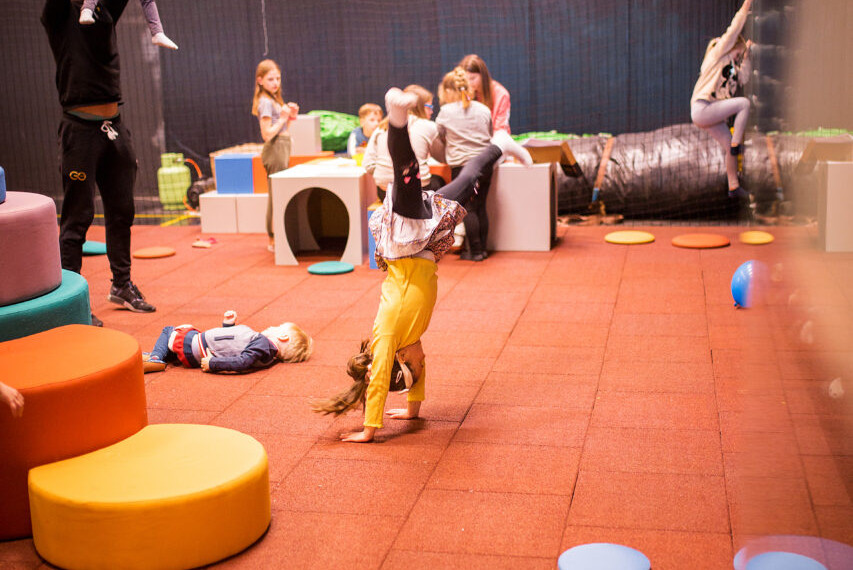 I bambini si divertono con i loro amici durante una festa di compleanno da Go Kids