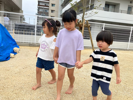6月7日(金)異年齢交流で新しい園庭を散策したよ♪