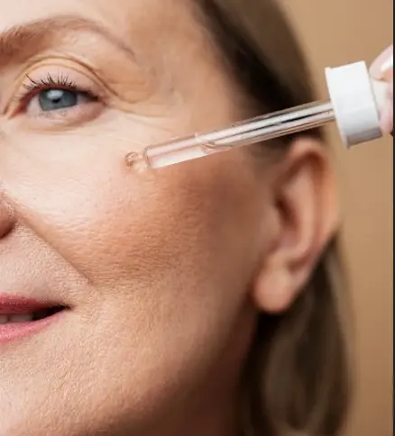 Mulher aplicando sérum