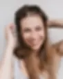mulher com mãos nos cabelos