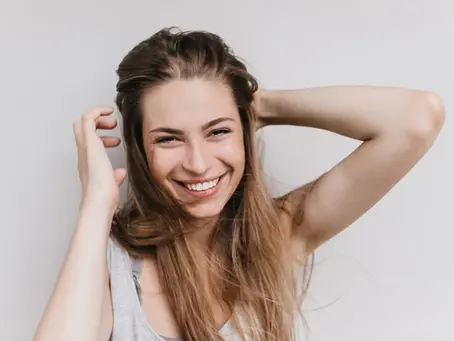 mulher com as mãos nos cabelos