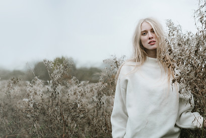 Blondes Mädchen in einem Feld
