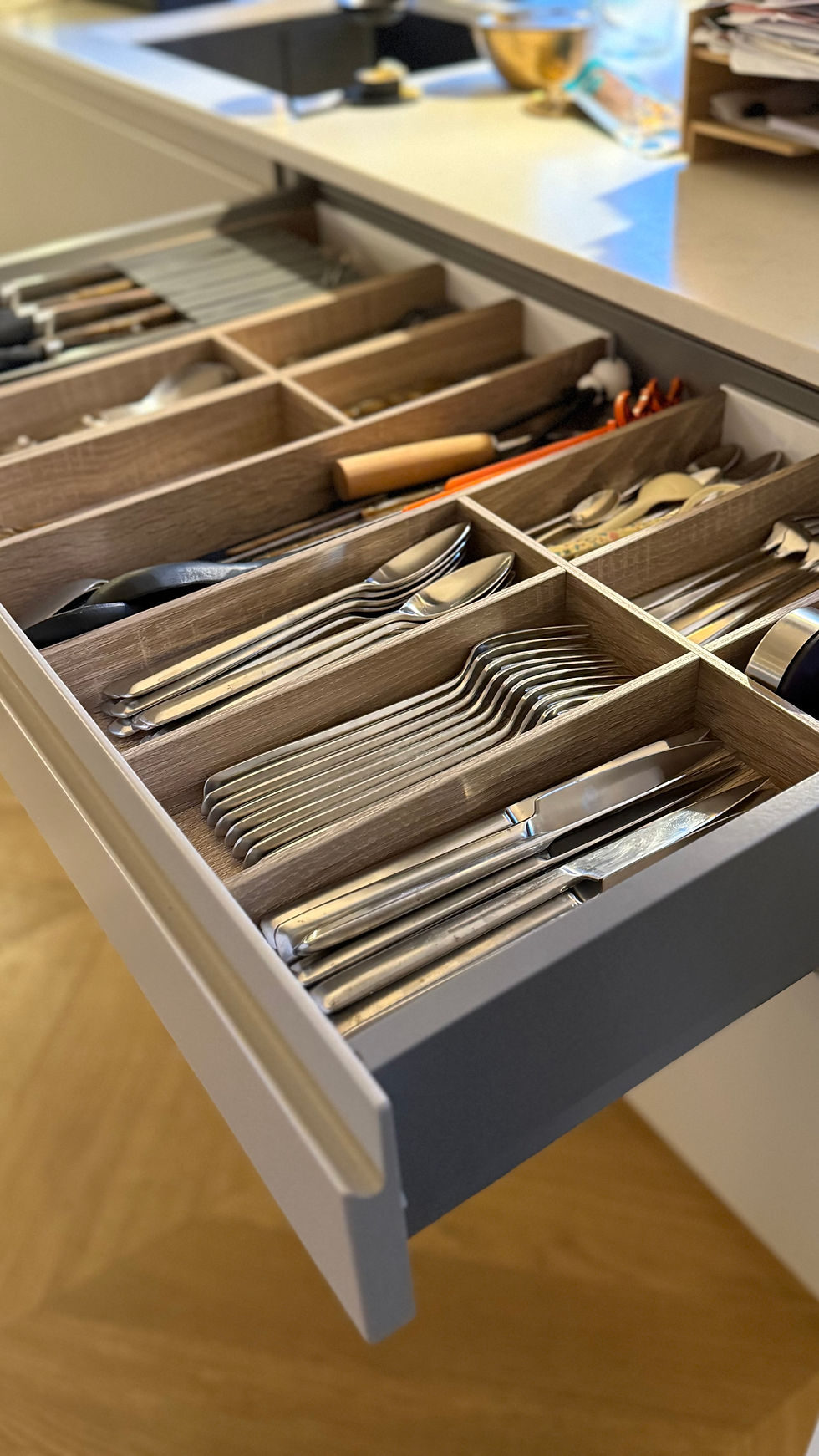 Besteck in strukturierter Schublade sortiert