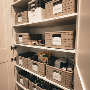 Organisierte Badezimmervorräte in Rotho Boxen