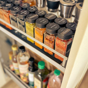 Ästhetisch organisierte Gewürze in der Küche