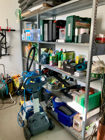 Nebenraum Garage bevor ein neues Ordnungssystem eingezogen ist.