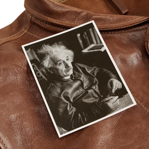 Levi’s revive um ícone cultural: a jaqueta de Einstein retorna como peça histórica, colecionável e cheia de implicações para o Direito da Moda