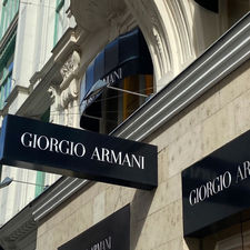 Grupo Armani é multado em US$ 4 milhões por greenwashing e irregularidades trabalhistas