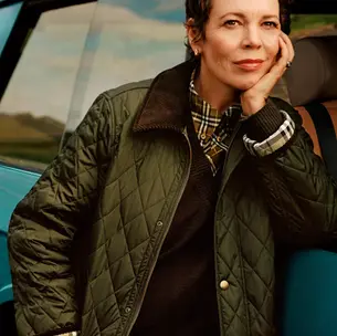 Burberry celebra tradições londrinas com Olivia Colman em campanha cinematográfica