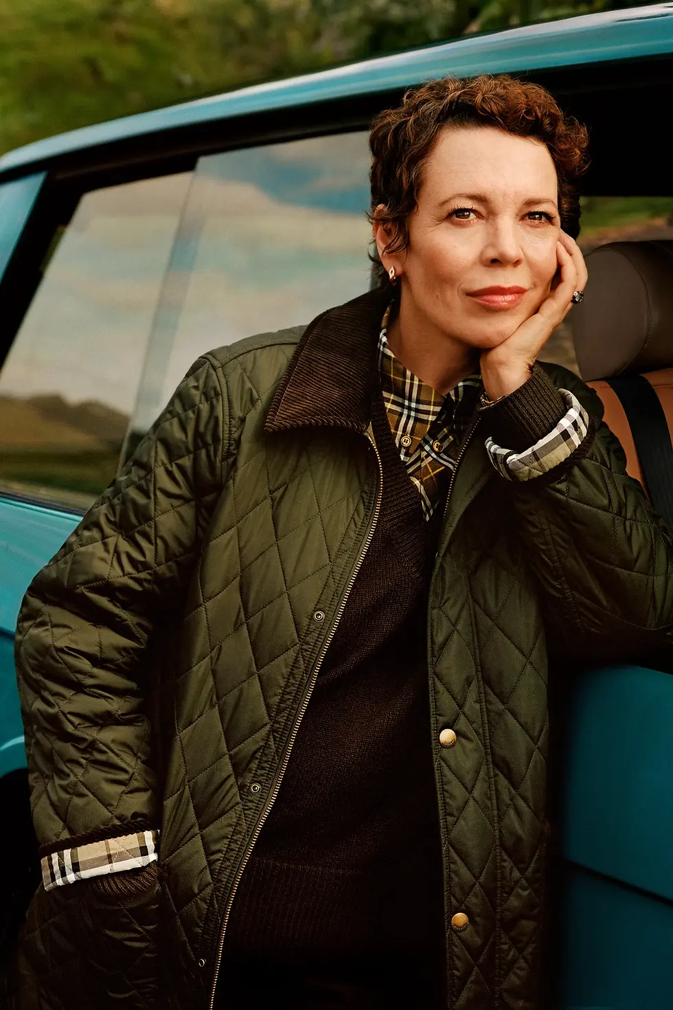 Burberry celebra tradições londrinas com Olivia Colman em campanha cinematográfica