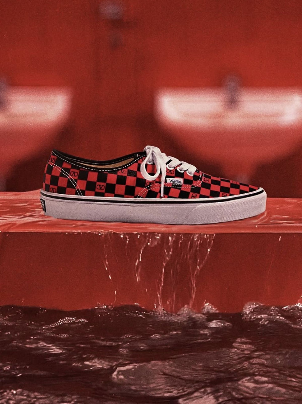 Valentino x Vans: campanha gerada por IA une alta-costura e streetwear