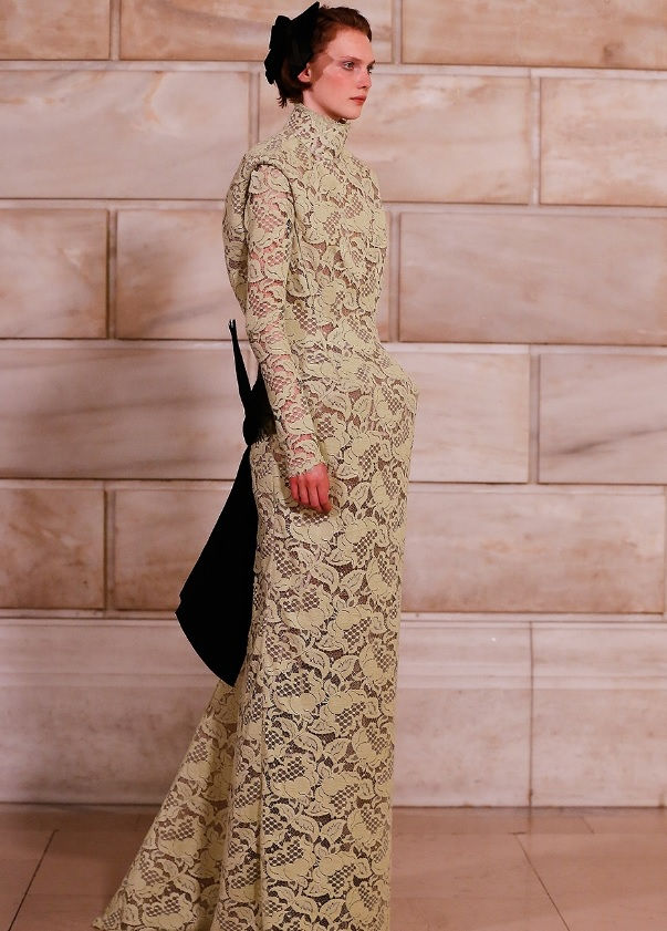 Marc Jacobs transforma biblioteca pública de NY em passarela e volume em discurso