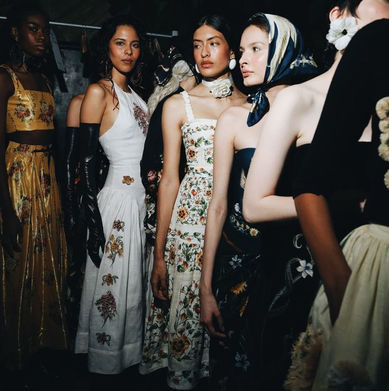 O que existe juridicamente por trás das semanas internacionais de moda e dos convites para a primeira fila?