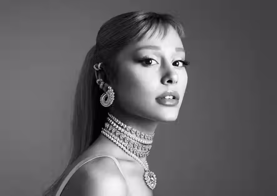Collab: Swarovski e Ariana Grande lançam coleção cápsula inspirada em notas musicais