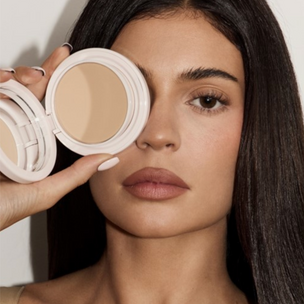 Contrato de exclusividade: Kylie Cosmetics lança no Brasil sua nova base em pó com 20 tonalidades com venda exclusiva na Sephora