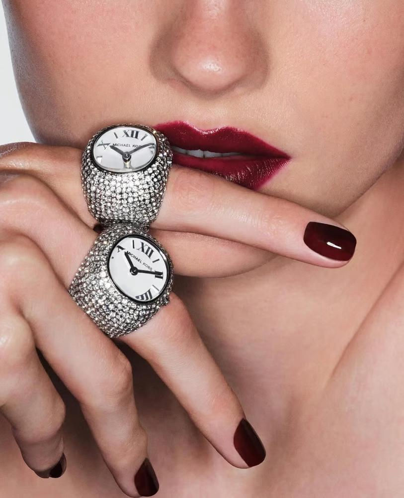 Fossil Group estende acordo de licenciamento com Michael Kors até 2027: a relevância do Fashion Law em parcerias estratégicas