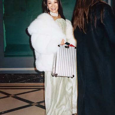 Fashion Law e branding cultural: a estratégia da RIMOWA ao lançar série com Michelle Yeoh na Berlinale