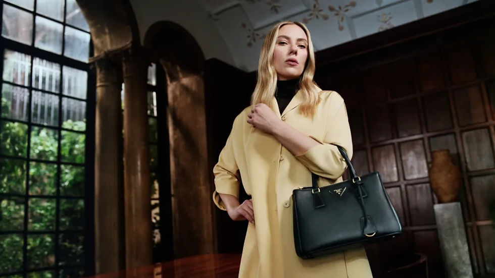 Prada escala Scarlett Johansson e Yorgos Lanthimos em curta sobre a icônica bolsa Galleria