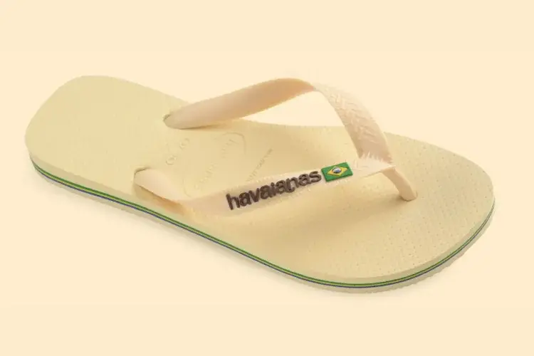 Havaianas adota o “encardido” e transforma meme em estratégia de branding
