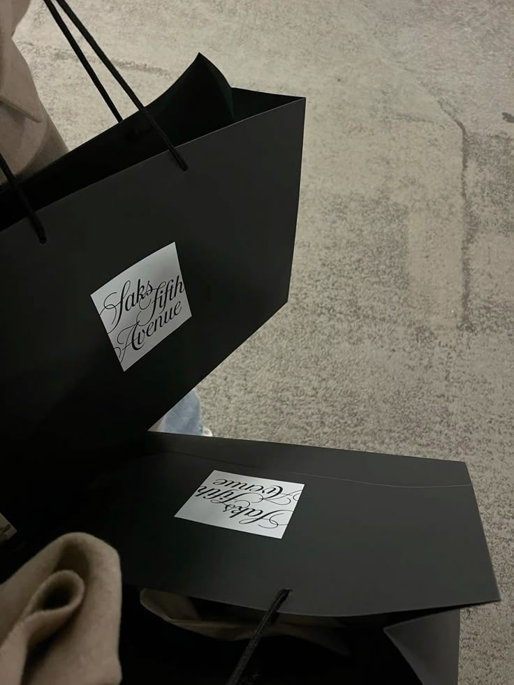 Recuperação da Saks Global demonstra a importância da governança corporativa e da reestruturação jurídica na indústria da moda