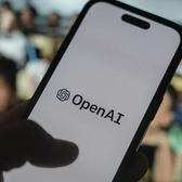 Como o celular da OpenAI pode redefinir o consumo e a regulação da moda