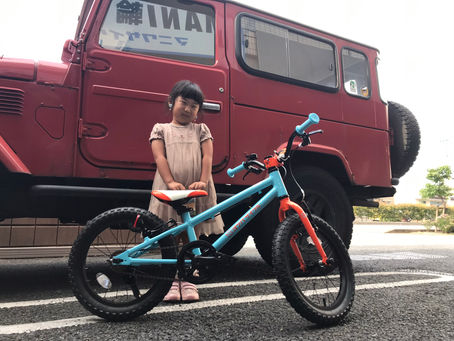 【"自転車"デビュー🎊🚲✨はパパの車の前で🚗】初めてのバイクは"ヨツバサイクル"🍀