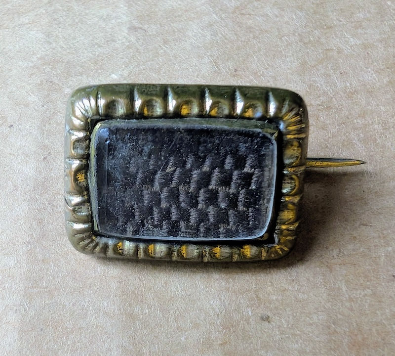 Small mourning brooch with hair