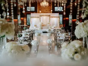 Dallas wedding decor trends for 2026 with floral stage decor and reception styling by 7Elements