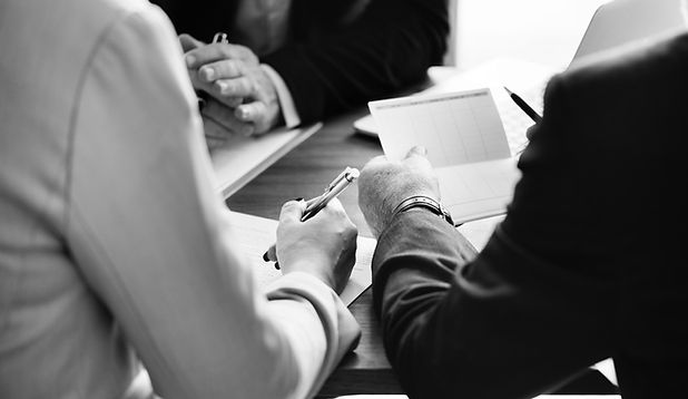 advogado assinando contrato de compra e venda de imóvel