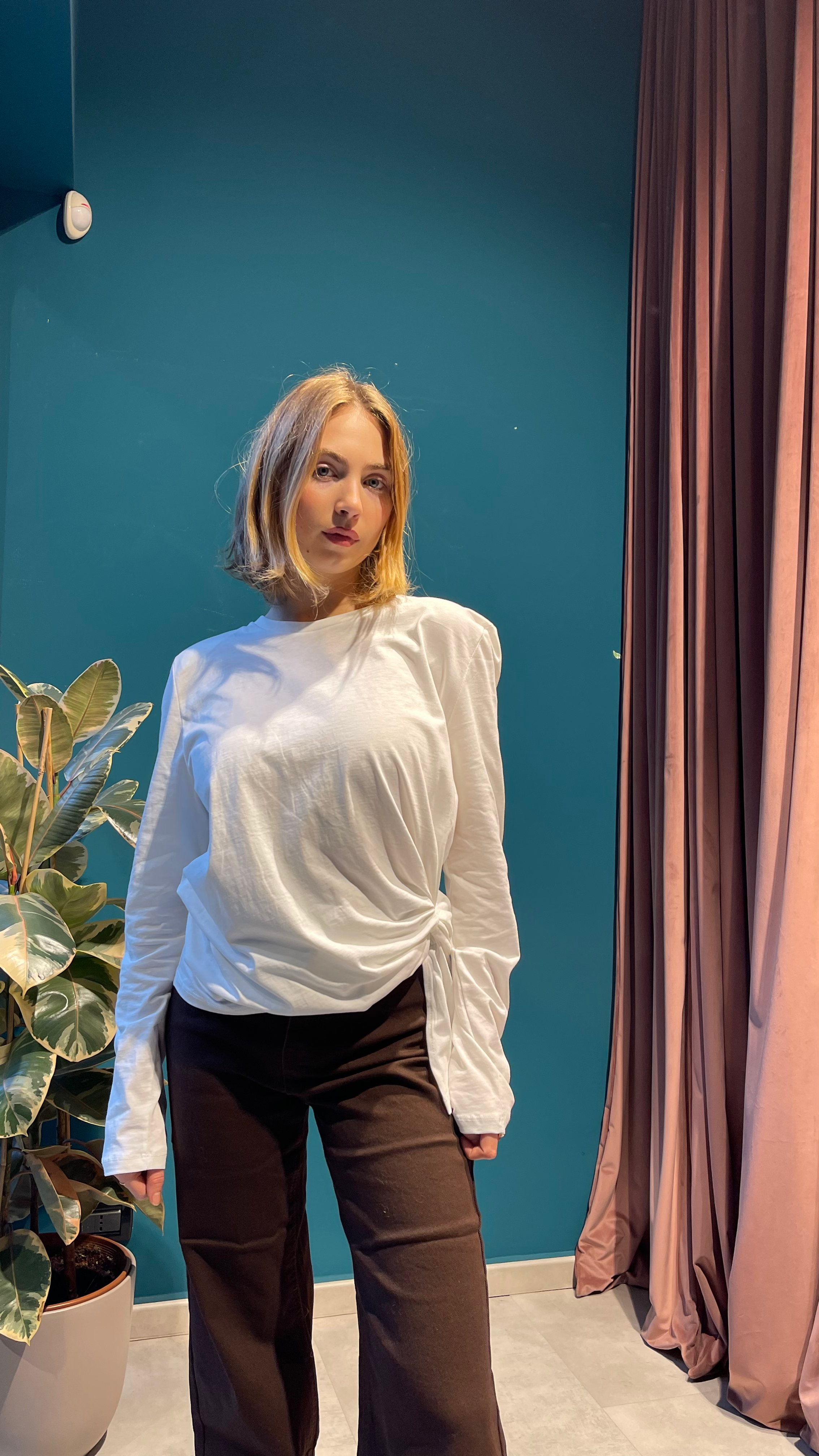 Tee manica lunga con nodo laterale e spallotte 