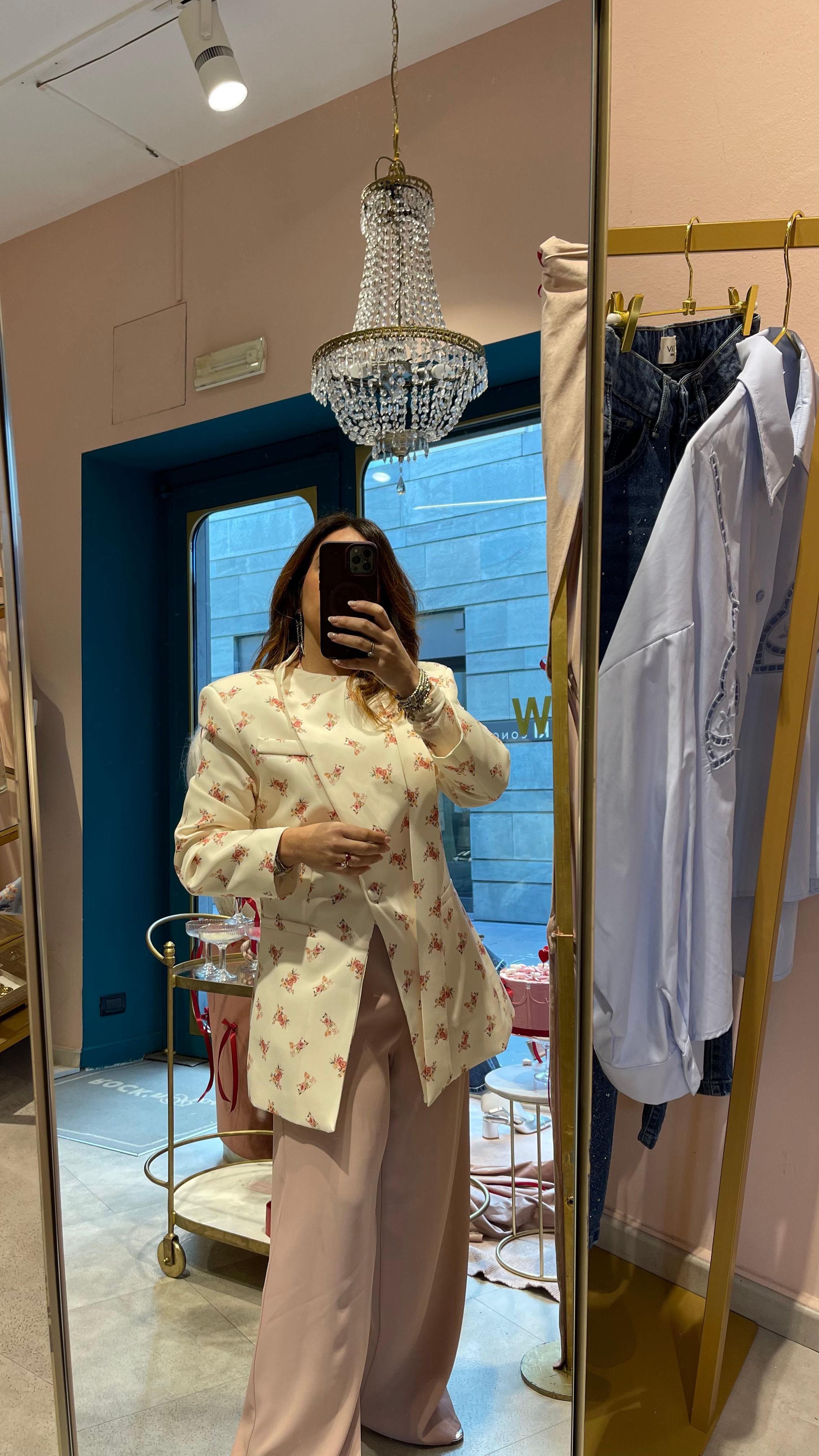 Blazer strutturato con spallette e fusciacca a fiorellini 