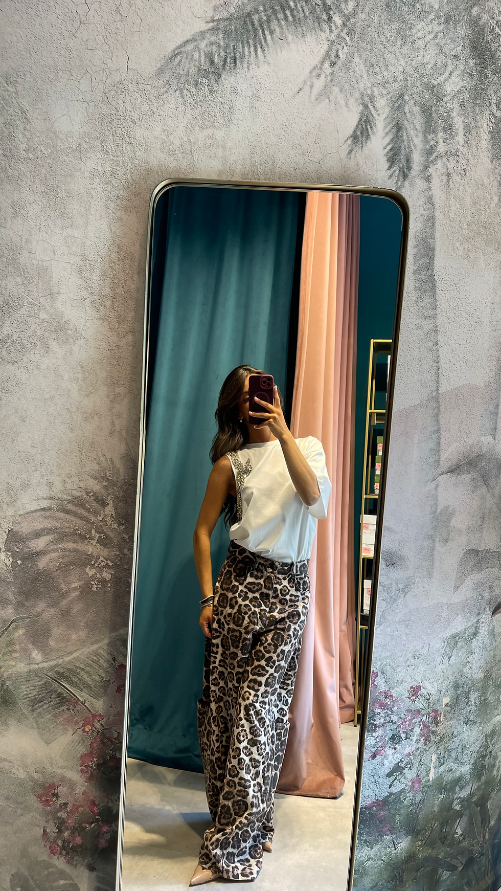 Thumbnail: T-shirt mono spalla con Swarovski ricamati 