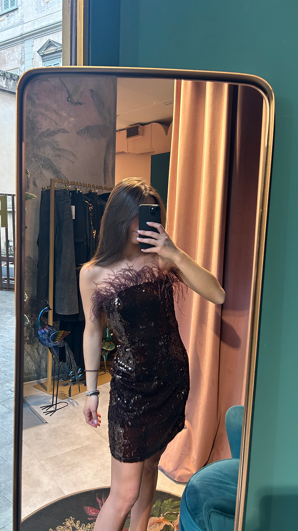 Miniature : Abito a tubino in paillettes e bordo con piume 