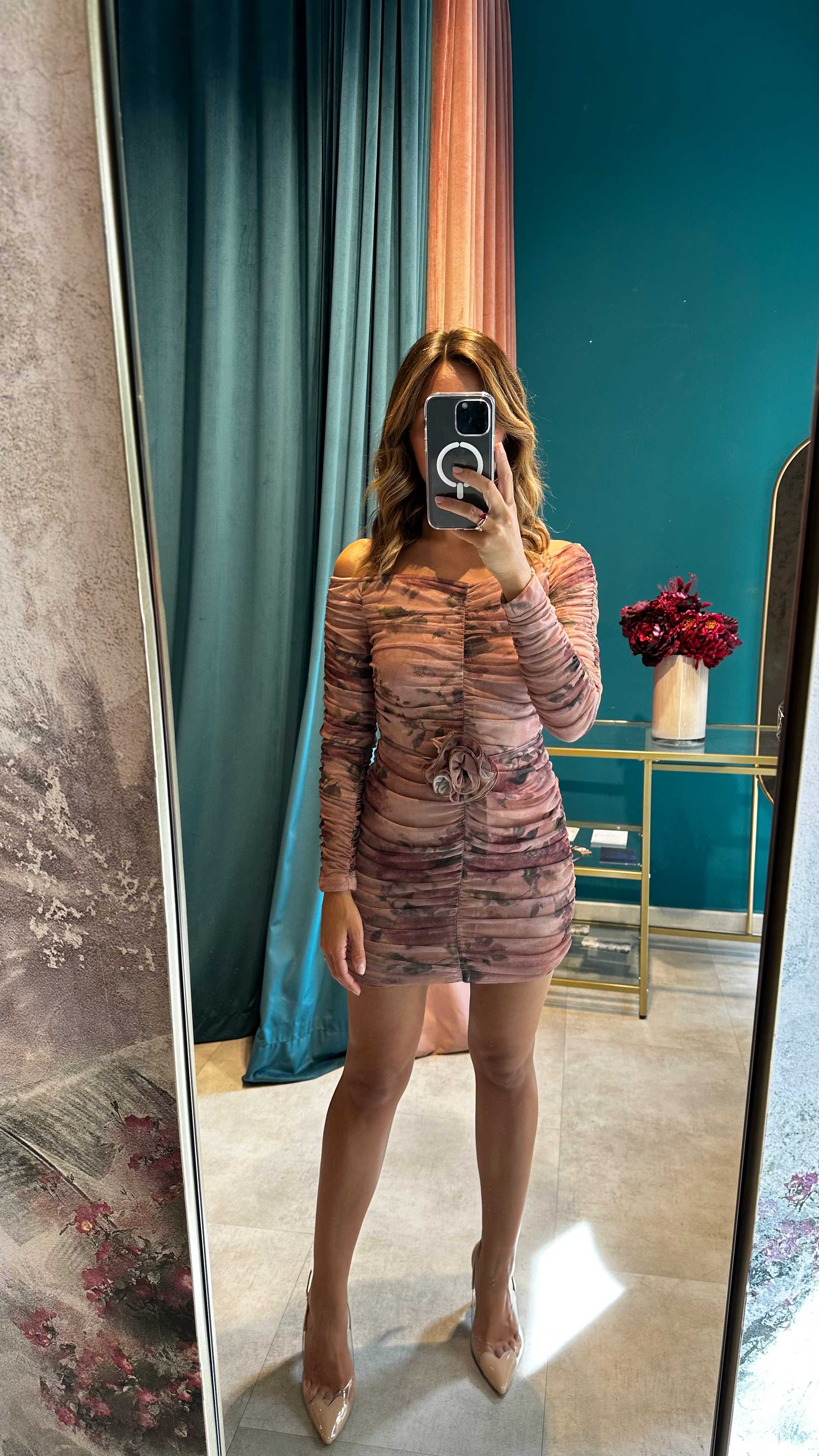 Abito corto in microtulle drappeggiato con fiore 