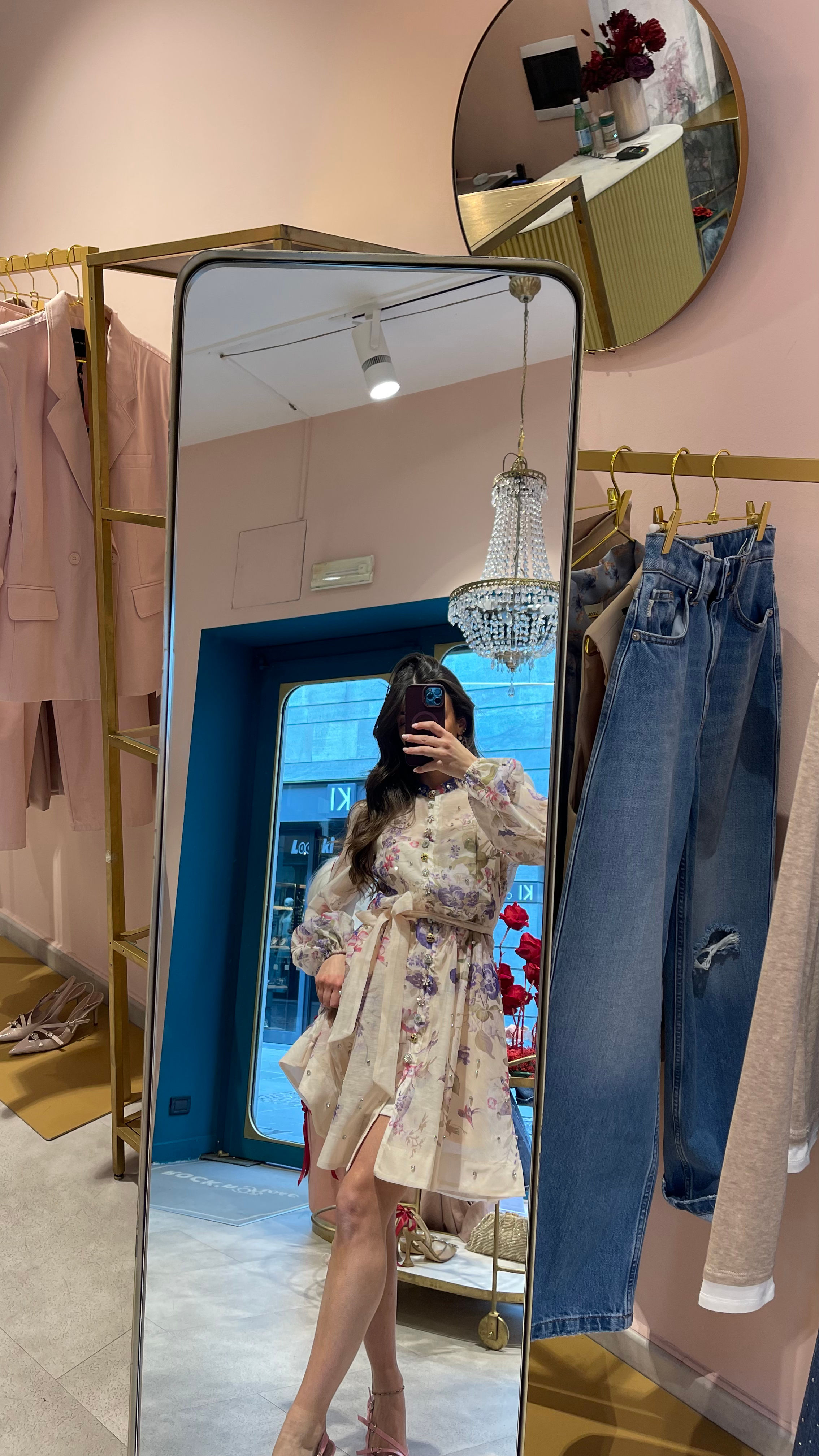 Abito corto strutturato con bottoncini decorati e strass 