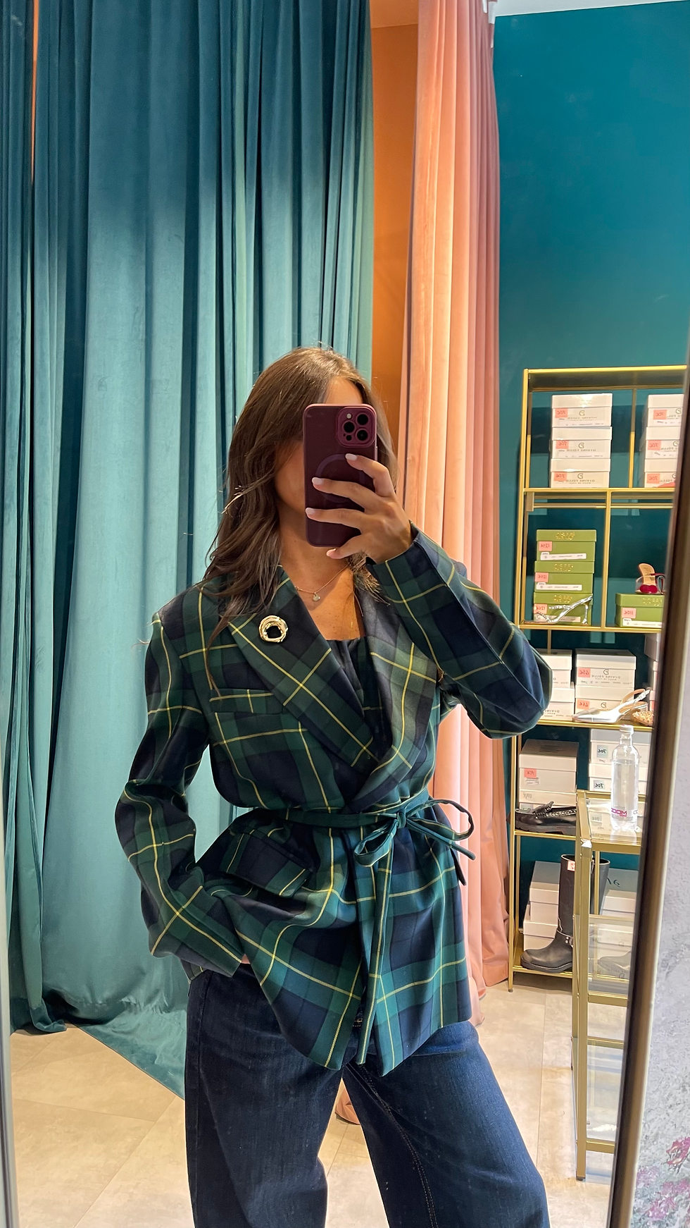 Miniatura: Blazer con cintura e spilla in tartan 