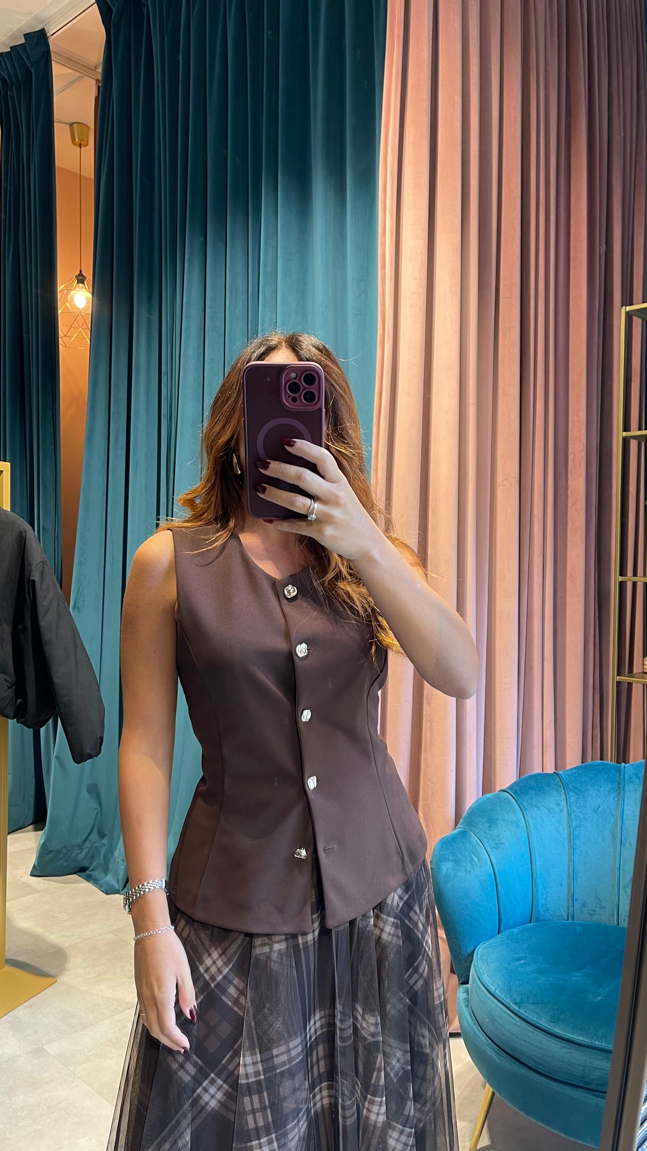 Top a gilet con fondo svasato e bottoncini 