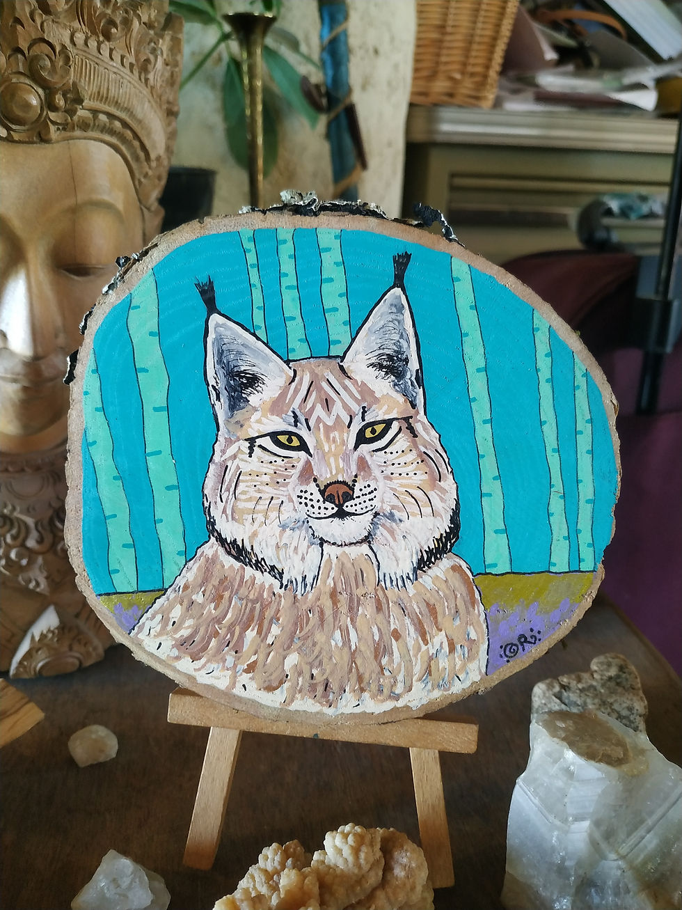 Peinture spirituelle du lynx sur tranche de bois, gros plan montrant détails vibratoires, création d’Oréalys Révayia.