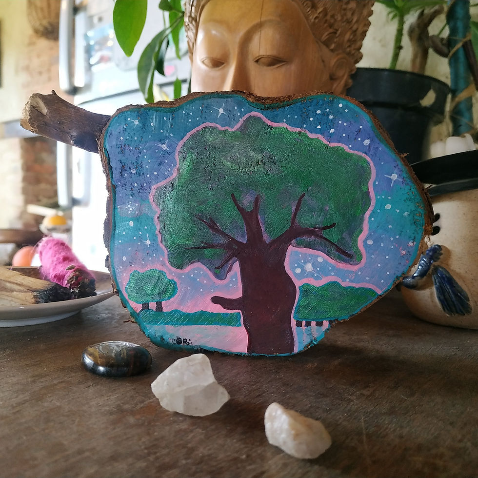 Peinture d'un chêne, ciel étoilé derrière, magie, spiritualité, sur tranche de bois par Oréalys Révayia