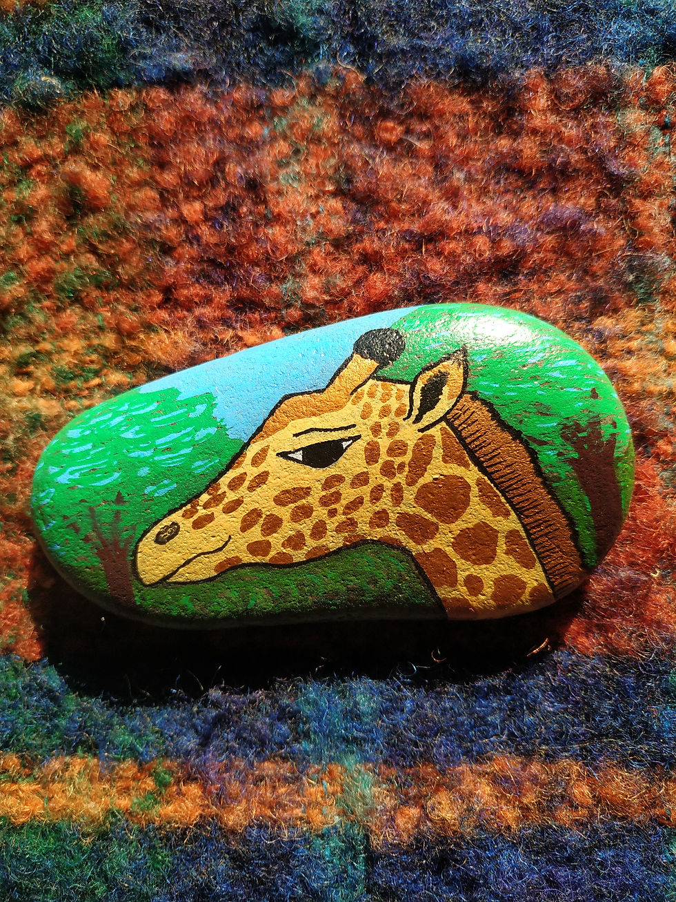 Miniature : Peinture d'une girafe de profil, fond verdure, animal totem, sur galet par Oréalys Révayia