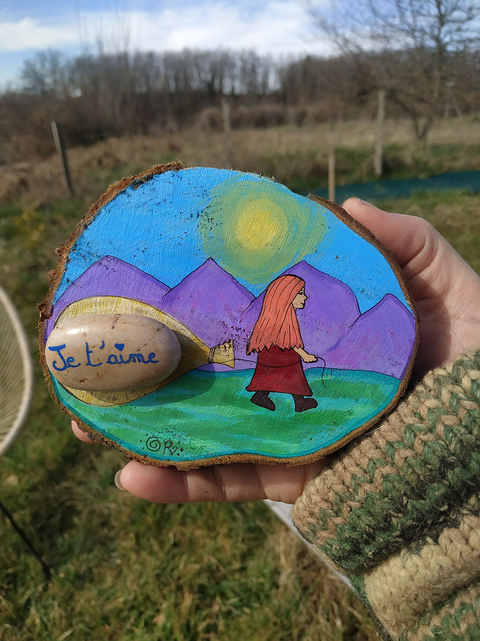Peinture tranche de bois, jeune fille tire un sac, galet je t'aime dedans, montagnes violettes, soleil, par Oréalys Révayia